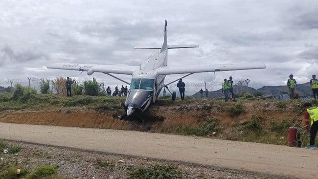 pesawat_smart_air_tergelincir_di_bandara_tiom_papua_tak_ada_korban_
