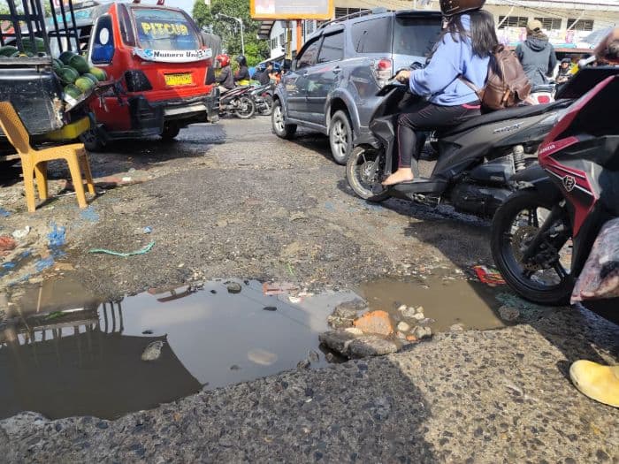 potret_jalan_rusak_di_siantar_hujan_turun_jadi_kubangan_air