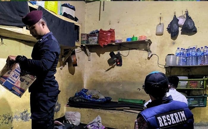 rutan_tanjung_pura_razia_dini_hari_tak_temukan_narkoba_tapi_ini_yang_ditemukan