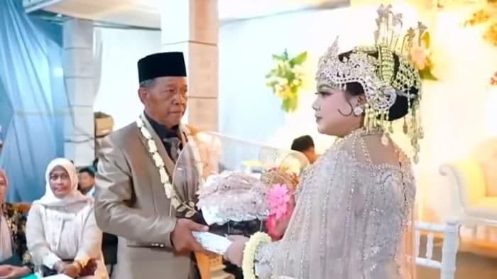 viral_kakek_di_pacitan_nikahi_gadis_24_tahun_dengan_mahar_cek_rp3_miliar_diisukan_kabur
