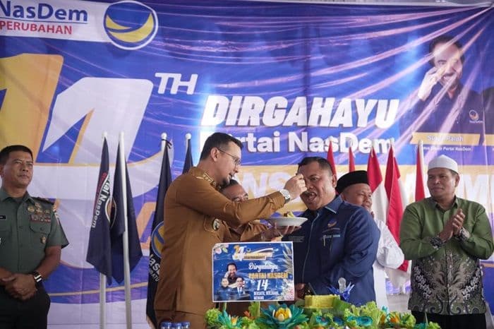 bupati_fery_sahputra_ucapkan_selamat_hut_ke14_partai_nasdem_konsistensi_membawa_perubahan_untuk_labusel