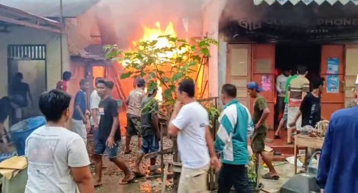 diduga_korsleting_listrik_dua_rumah_di_langkat_terbakar