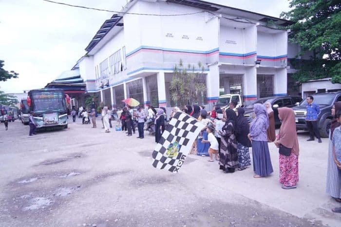 ibunda_bupati_labusel_fasilitasi_400_jamaah_ke_haul_tuan_guru_basilam_langkat