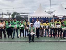 imigrasi_medan_bagikan_25_ton_beras_pada_ojol_dan_warga