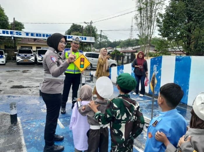 polisi_sahabat_anak_satlantas_tebing_tinggi_edukasi_paud_soal_lalu_lintas