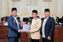 wabup_syafrizal_serahkan_rancangan_kuappas_2026_ekonomi_batu_bara_diproyeksi_tumbuh_45_persen
