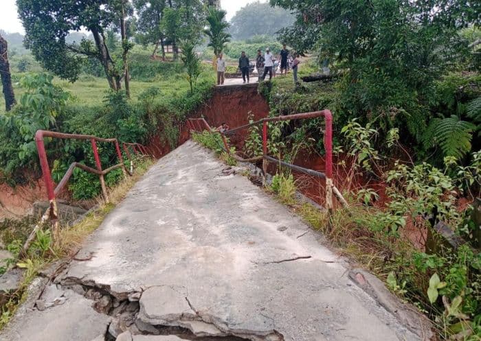 jembatan_penghubung_dua_kecamatan_di_simalungun_amblas