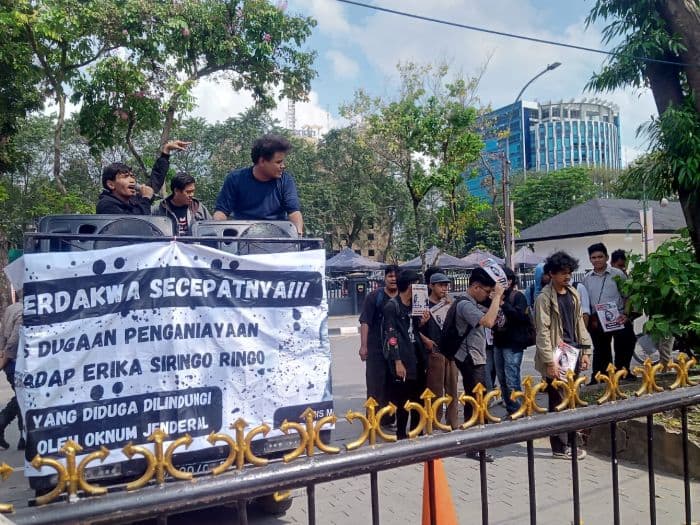 mahasiswa_demo_pn_medan_desak_dua_terdakwa_penganiayaan_ditahan
