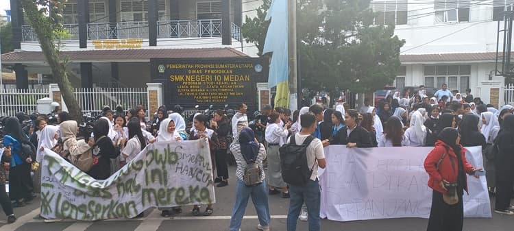 ratusan_siswa_beserta_orang_tua_smkn_10_medan_kembali_gelar_aksi