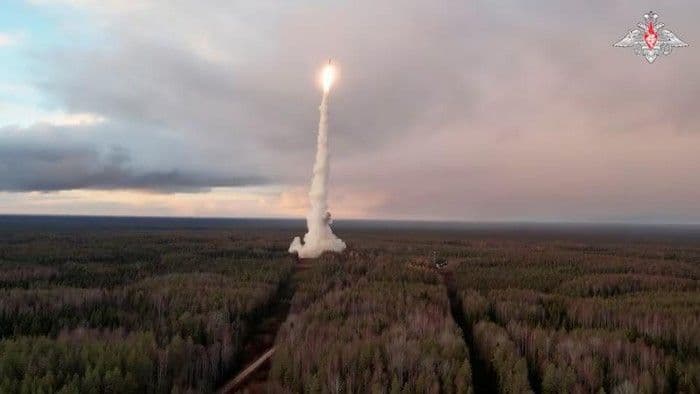 serangan_rudal_rusia_hantam_ibu_kota_ukraina_1_orang_tewas3_luka