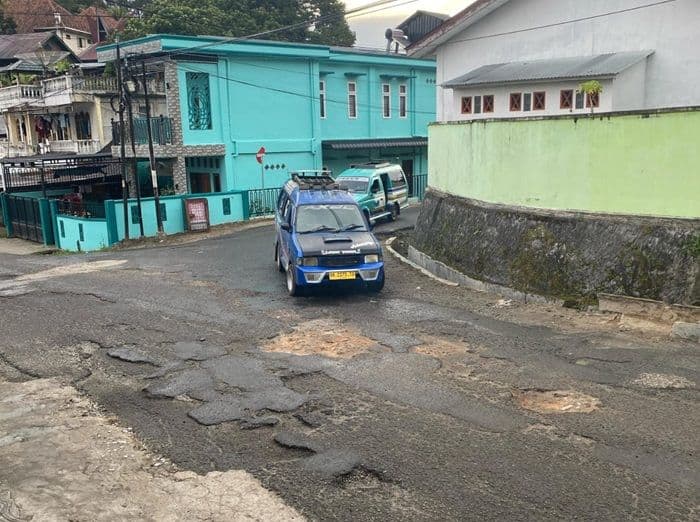 kondisi_jalan_josep_sinaga_di_parapat_jadi_sorotan_aquafarm_disebutsebut