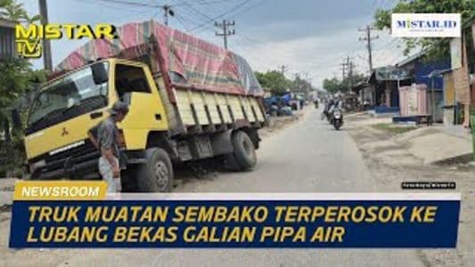 newsroom_truk_muatan_sembako_terperosok_ke_lubang_bekas_galian_pipa_air