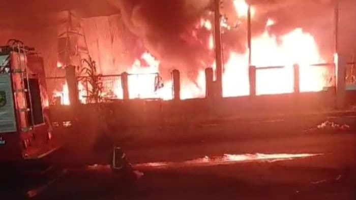 pabrik_plastik_di_kim_ludes_terbakar_satu_terluka