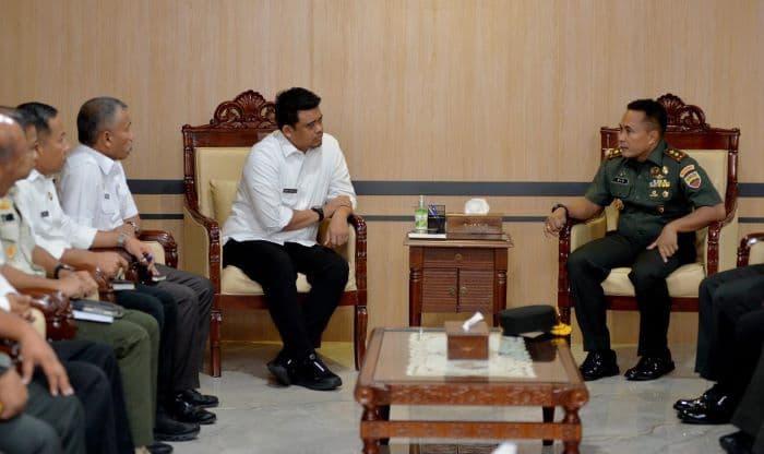 pulang_dari_nias_gubsu_bahas_pembangunan_daerah_bersama_pangdam_ibb