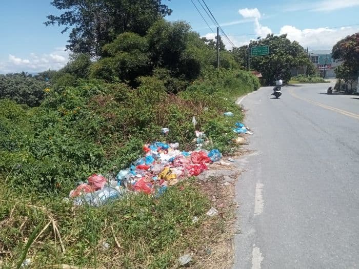 warga_keluhkan_tumpukan_sampah_di_jalinsum_balige
