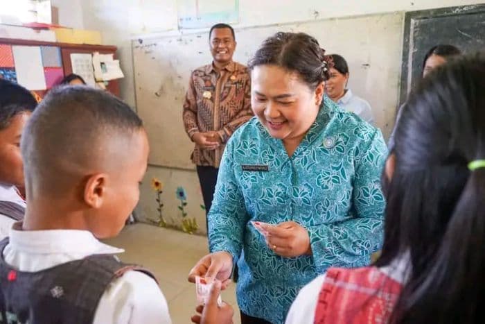 bupati_toba_kia_membuka_peluang_anak_gemar_menabung