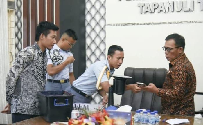 dua_siswa_sman_1_matauli_temukan_energi_listrik_dari_limbah_cangkang_kepiting