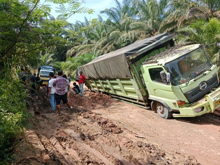 truk_terperosok_di_jalan_rusak_lumpuhkan_akses_simpang_bragassimangambat