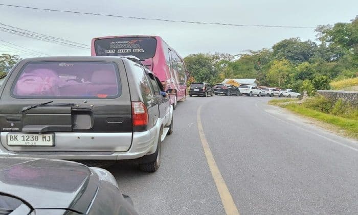 antrean_kendaraan_menuju_pelabuhan_tomok_capai_2_km_bayar_rp5000