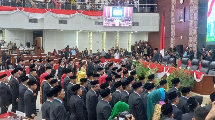 agustinus_zega_dilantik_gantikan_yustina_repi_di_dprd_sumut