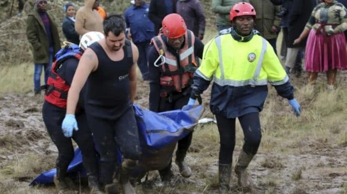banjir_besar_di_afrika_selatan_49_orang_tewasempat_pelajar_hilang