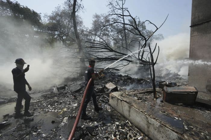 galeri_foto_situasi_di_lokasi_jatuhnya_pesawat_air_india