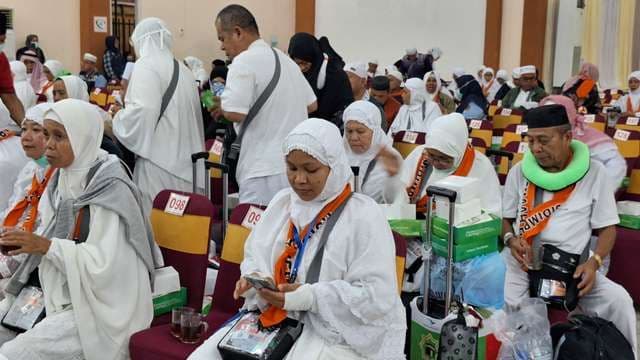 jemaah_haji_kloter_1_asal_padangsidimpuan_tiba_di_debarkasi_medan