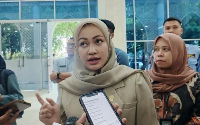 penerapan_lima_hari_sekolah_erni_ariyanti_pasang_badan_di_depan_bobby