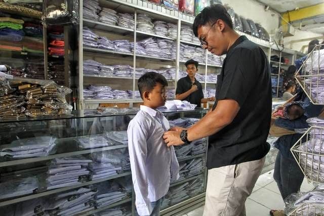 penjualan_seragam_sekolah_meningkat_di_medan