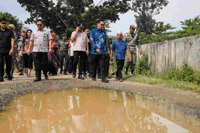 rusak_parah_dan_tak_ada_penerangan_rico_waas_janji_segera_perbaiki_jalan_turi_ii_