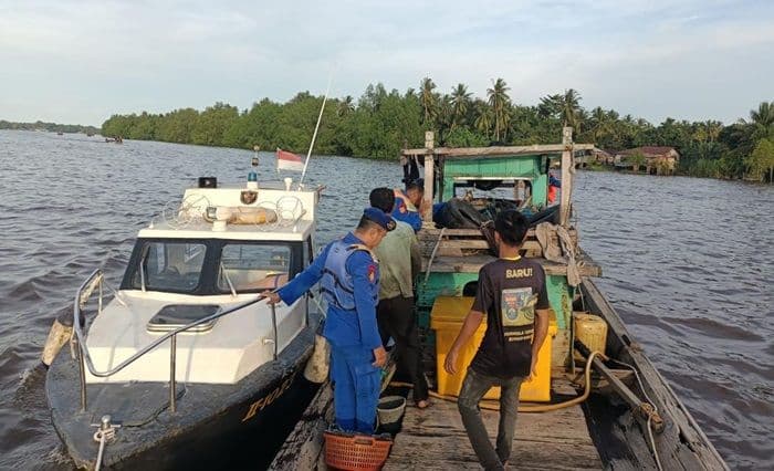 sat_polairud_tanjungbalai_cegat_kapal_tanpa_identitas_di_perairan_laut