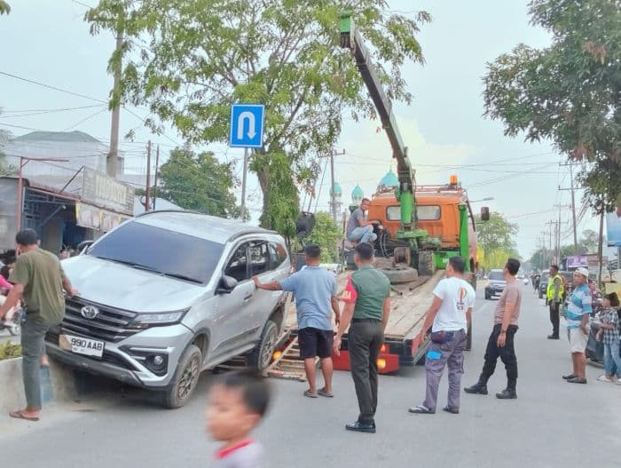 toyota_rush_tabrak_tiang_listrik_di_lubuk_pakam_jalan_sempat_macet