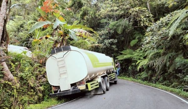 hindari_tabrakan_truk_tangki_nyaris_terbalik_di_jalan_sibolgatarutung
