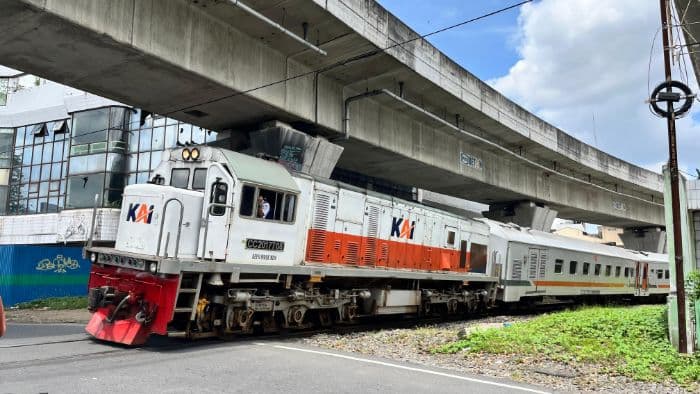 ka_putri_deli_dan_stasiun_medan_jadi_favorit_penumpang_di_semester_i_2025