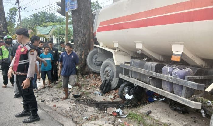 truk_minyak_rem_blong_tabrak_motor_di_simalungun_seorang_dosen_tewas