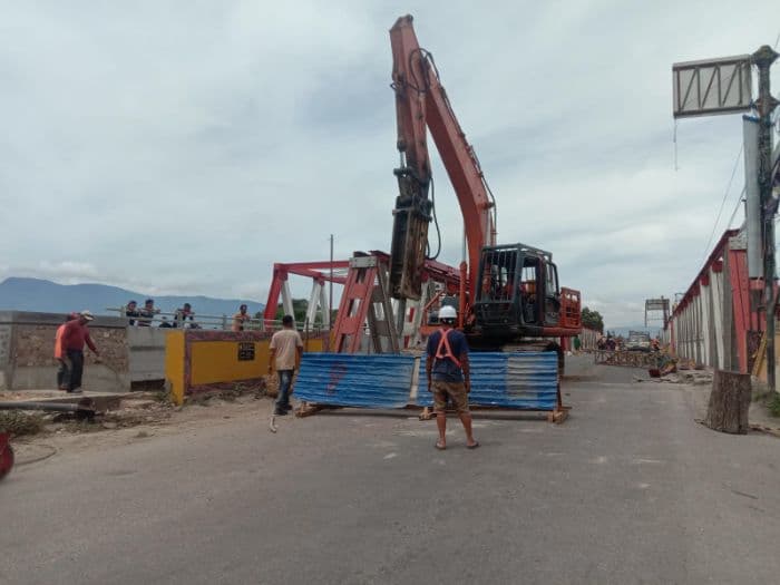 warga_porsea_keluhkan_potensi_macet_karena_jembatan_lama_dibongkar_ini_penjelasan_camat