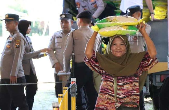 polres_tapteng_siapkan_800_karung_beras_sphp_lewat_gerakan_pangan_murah