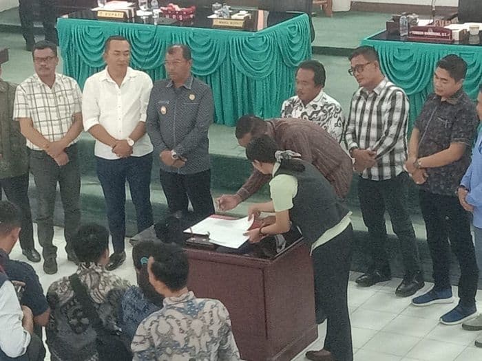 apbd_toba_2026_berpotensi_defisit_rp2_miliar_banggar_dan_bupati_sepakat_tandatangani_kuappas