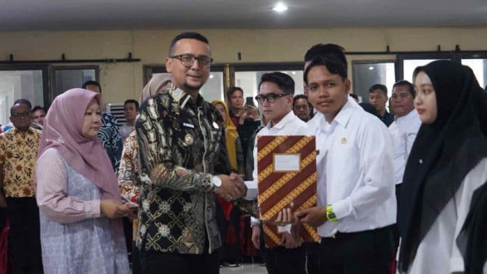 bupati_labusel_serahkan_171_sk_pppk_komitmen_tingkatkan_pelayanan_publik