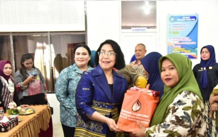 dwp_sumut_salurkan_100_paket_bansos_stunting_saat_kunker_ke_tapteng