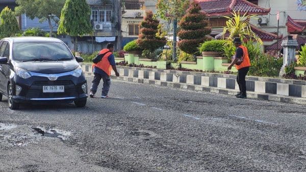 jalan_sudirman_dan_jembatan_kembar_binjai_rusak_parah_dinas_putr_sumut_lakukan_survei_perbaikan