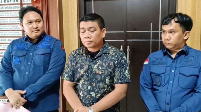 kejari_langkat_kumpulkan_bukti_dugaan_korupsi_smartboard_saat_geledah_disdik