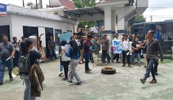 mahasiswa_bakar_ban_kejari_simalungun_janji_tuntaskan_dugaan_korupsi_baju_olahraga