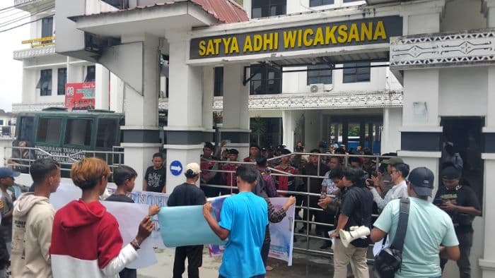 mahasiswa_paksa_masuk_kantor_kejari_simalungun_tuntut_usut_dugaan_korupsi_baju_olahraga