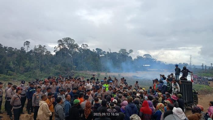 massa_bakar_basecamp_dan_sarana_pt_gruti_di_parbuluan_dairi