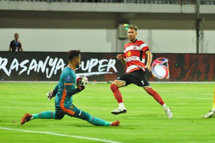 super_league_2025_madura_united_gagal_menang_penalti_monteiro_digagalkan