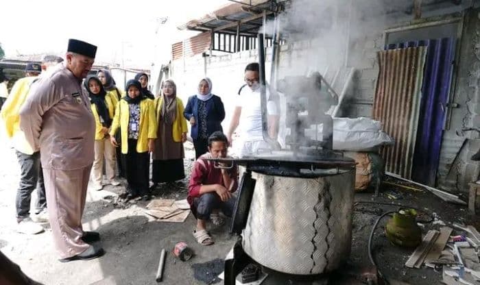 tinjau_produksi_paving_blok_dari_sampah_plastik_bupati_batu_bara_inovasi_ini_ramah_lingkungan_
