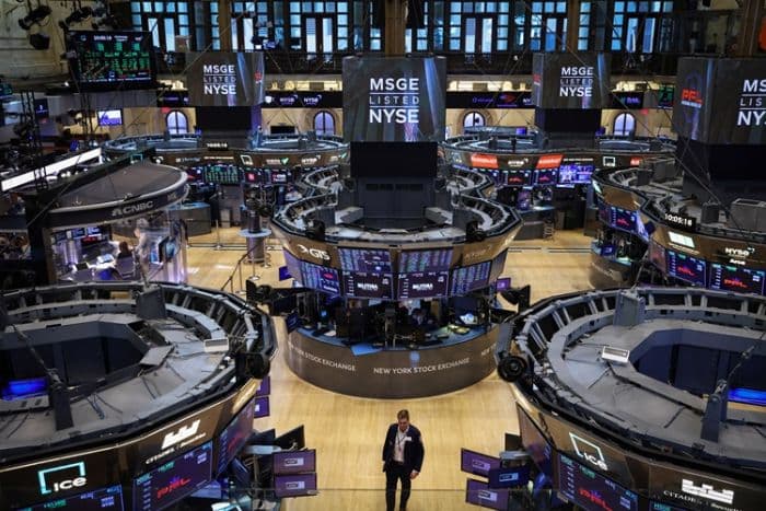 wall_street_melemah_setelah_cetak_rekor_tertinggi