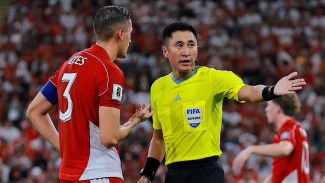 3_kontroversi_wasit_ma_ning_di_laga_indonesia_vs_irak_penalti_hilang_var_tak_dipakai_garuda_dirugikan_di_kualifikasi_piala_dunia_2026