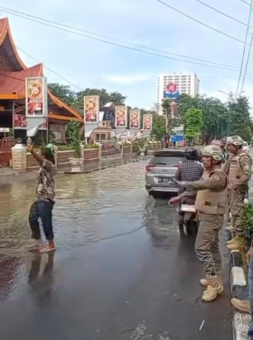 banjir_belum_surut_di_medan_sejumlah_titik_masih_tergenang_hingga_minggu_pagi
